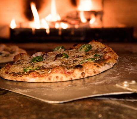 Photo de Eneida Nieves: https://www.pexels.com/fr-fr/photo/pizza-au-four-sur-pelle-a-pizza-au-four-905847/