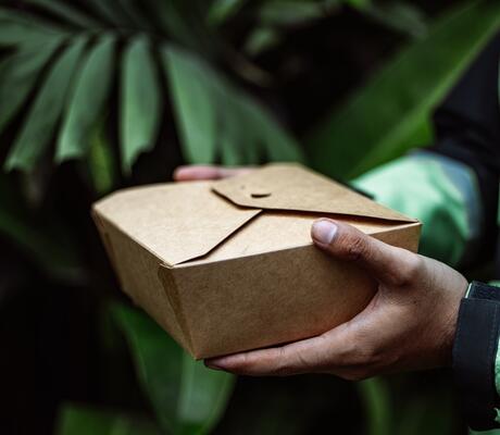 Crédit photo Photo de ROMAN ODINTSOV: https://www.pexels.com/fr-fr/photo/nourriture-homme-repas-porter-12725408/