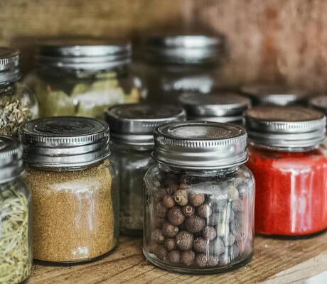 Crédit Photo de Pixabay: https://www.pexels.com/fr-fr/photo/bouteilles-d-epices-sur-etagere-531446/
