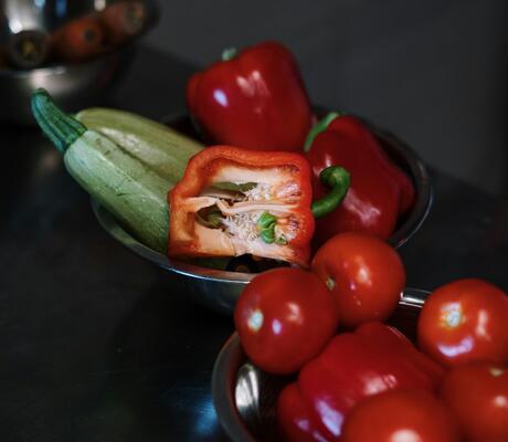 Crédit Photo de cottonbro studio: https://www.pexels.com/fr-fr/photo/nourriture-legumes-tomates-poivrons-4252144/