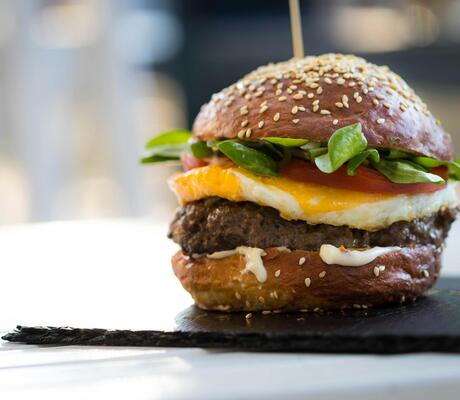 Crédit Photo de Valeria Boltneva: https://www.pexels.com/fr-fr/photo/hamburger-aux-oeufs-et-legumes-1251198/