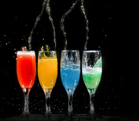 Crédit Photo de GEORGE DESIPRIS: https://www.pexels.com/fr-fr/photo/quatre-flutes-a-champagne-avec-des-liquides-de-couleurs-variees-1028637/
