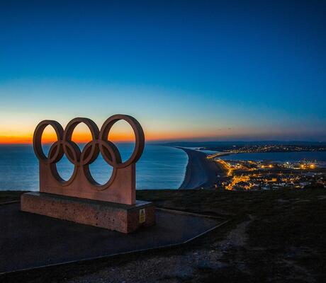 Crédit Photo de Pixabay: https://www.pexels.com/fr-fr/photo/symbole-olympique-landmark-236937/