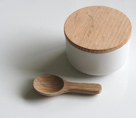 Crédit Photo de Jess Bailey Designs: https://www.pexels.com/fr-fr/photo/photographie-en-gros-plan-de-recipient-et-cuillere-en-bois-blanc-et-brun-788945/