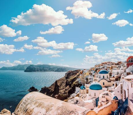 Crédit Photo de Aleksandar Pasaric: https://www.pexels.com/fr-fr/photo/maison-en-beton-blanc-pres-du-plan-d-eau-sous-ciel-nuageux-blanc-et-bleu-1285625/