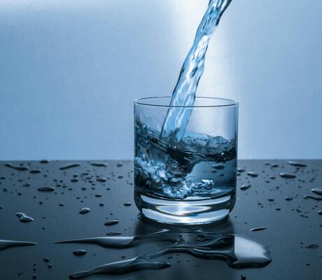 credit Photo de Pixabay: https://www.pexels.com/fr-fr/photo/liquide-coulant-dans-un-verre-pinte-416528/