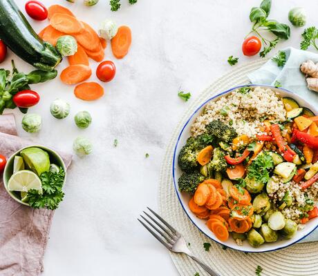 Crédit Photo de Ella Olsson: https://www.pexels.com/fr-fr/photo/photographie-a-plat-de-salade-de-legumes-sur-assiette-1640777/