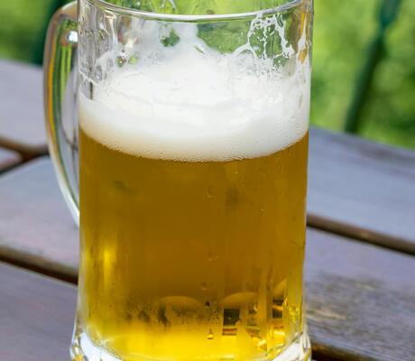Crédit Photo de Patrick  : https://www.pexels.com/fr-fr/photo/alcool-boire-verre-biere-26652239/