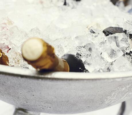 Crédit Photo de Pixabay: https://www.pexels.com/fr-fr/photo/bouteilles-de-vin-dans-un-plateau-en-acier-inoxydable-rempli-de-glace-373067/