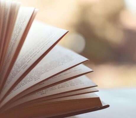 Crédit Photo de Caio  : https://www.pexels.com/fr-fr/photo/livre-ouvert-sur-la-photographie-de-mise-au-point-selective-de-surface-blanche-46274/