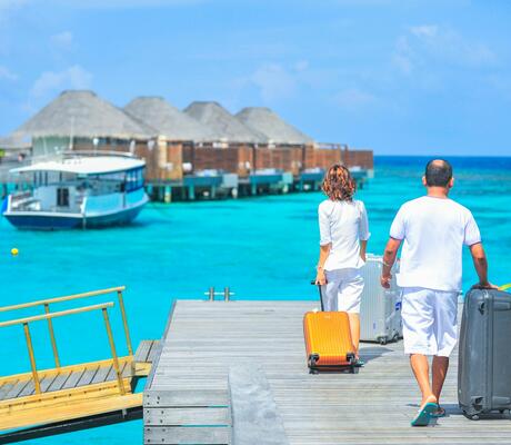 Crédit Photo de Asad Photo Maldives: https://www.pexels.com/fr-fr/photo/homme-et-femme-se-promene-sur-le-quai-1268855/