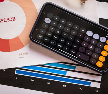 Crédit Photo de RDNE Stock project: https://www.pexels.com/fr-fr/photo/smartphone-mathematiques-technologie-afficher-7948037/