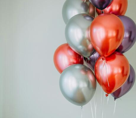 Crédit Photo de Natalie Bond: https://www.pexels.com/fr-fr/photo/ballons-brillants-flottants-3371094/