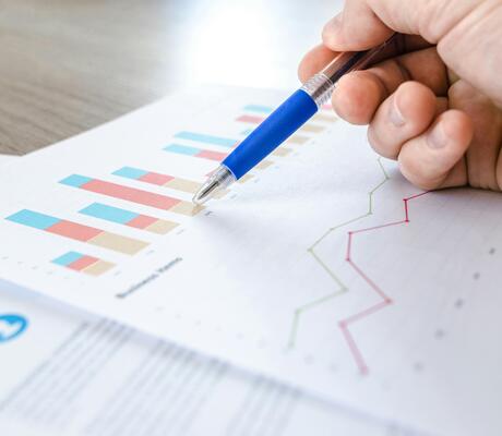 Crédit Photo de Lukas: https://www.pexels.com/fr-fr/photo/photo-en-gros-plan-d-une-feuille-de-calcul-d-enquete-590022/