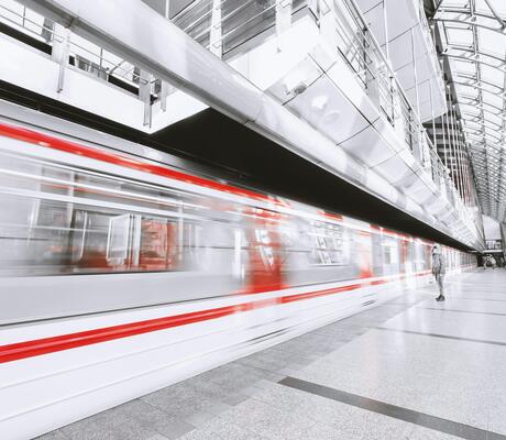 Crédit Photo de JÉSHOOTS: https://www.pexels.com/fr-fr/photo/mouvement-flou-de-la-gare-eclairee-en-ville-253647/