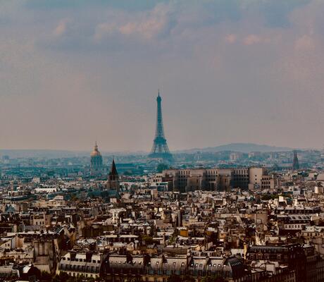 Crédit Photo de Chris Molloy: https://www.pexels.com/fr-fr/photo/vue-aerienne-de-la-tour-eiffel-1308940/