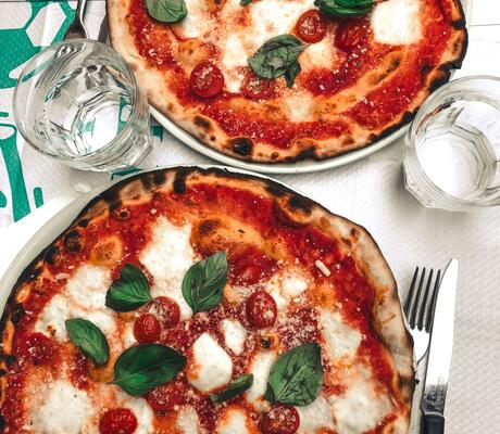 Crédit Photo de Vincent Rivaud: https://www.pexels.com/fr-fr/photo/photo-vue-de-dessus-de-pizza-au-four-2147491/