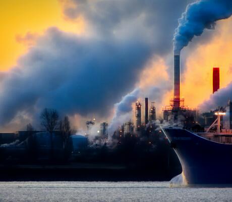 Crédit Photo de Chris LeBoutillier: https://www.pexels.com/fr-fr/photo/capture-d-ecran-d-un-bateau-noir-sur-un-plan-d-eau-929382/