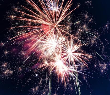 Crédit Photo de rovenimages.com: https://www.pexels.com/fr-fr/photo/photo-en-contre-plongee-d-un-feu-d-artifice-949592/