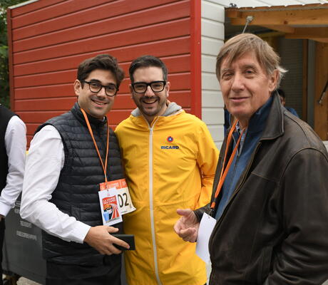  Quelle course !!!   Quel instant magique !!    Dans une ambiance extraordinaire, ce dimanche 21 septembre a eu lieu la course des cafés de Paris.  Retour en photo et en reportage(version américaine) car même les télévisions étrangères se sont intéressées à cet événement international.  Chaque participant professionnel, apprentis et grand public se sont élancés dans les rues et sur les berges de Paris, plateau à la main, pour célébrer avec énergie et sourire la tradition et la passion de notre patrimoine : 