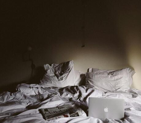 crédit Photo de alleksana: https://www.pexels.com/fr-fr/photo/ordinateur-portable-chambre-a-coucher-chambre-macbook-4157187/