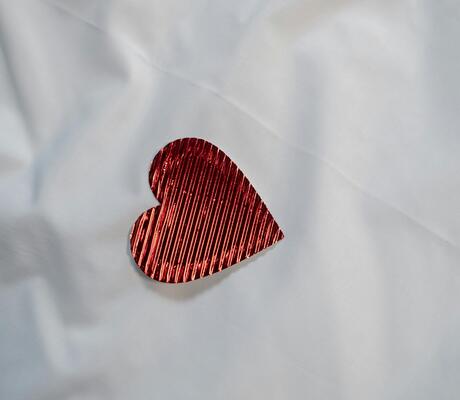 credit Photo de Ron Lach : https://www.pexels.com/fr-fr/photo/amour-coeur-evenement-decoration-9985642/