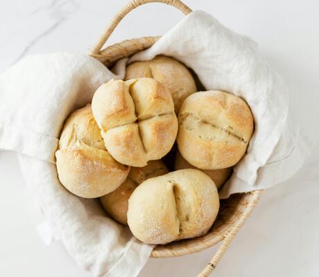 Photo de    www.kaboompics.com: https://www.pexels.com/fr-fr/photo/pain-nourriture-aliments-diner-4197905/