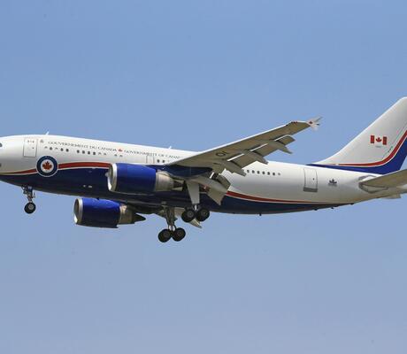 Photo de Jeffry Surianto: https://www.pexels.com/fr-fr/photo/voler-avion-ciel-bleu-ciel-clair-18273160/