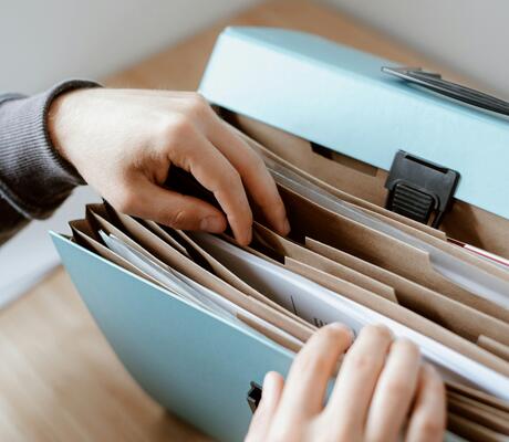 crédit Photo de Anete Lusina: https://www.pexels.com/fr-fr/photo/personne-choisissant-le-document-dans-le-dossier-4792285/