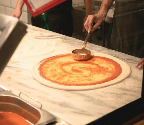 Photo de Athena Sandrini: https://www.pexels.com/fr-fr/photo/photo-de-personne-faisant-une-pizza-2180874/