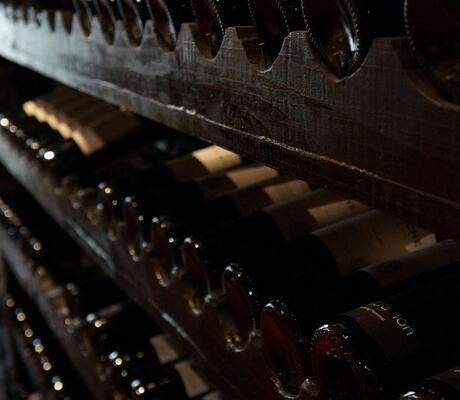 credit Photo de Bruno Cantuária: https://www.pexels.com/fr-fr/photo/cave-avec-bouteilles-de-vin-774455/