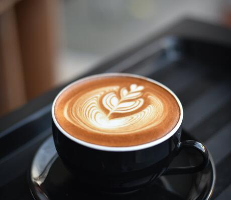 Crédit Photo Photo de Chevanon Photography: https://www.pexels.com/fr-fr/photo/gros-plan-de-tasse-cafe-sur-table-312418/