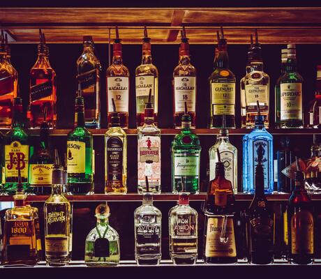 Crédit Photo de Chris F: https://www.pexels.com/fr-fr/photo/bouteilles-de-vin-assorties-1283219/
