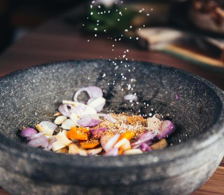 Crédit Photo de Dapur Melodi: https://www.pexels.com/fr-fr/photo/personne-versant-du-sel-dans-un-bol-1109197/