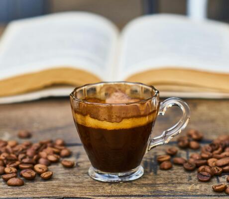 crédit Photo de Engin Akyurt: https://www.pexels.com/fr-fr/photo/tasse-a-the-en-verre-transparent-avec-boisson-au-cafe-2299028/