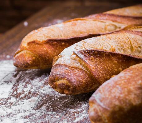 Crédit Photo de Ivan J. Long: https://www.pexels.com/fr-fr/photo/photo-en-gros-plan-de-trois-baguettes-sur-une-surface-en-bois-marron-avec-de-la-poudre-blanche-1387070/
