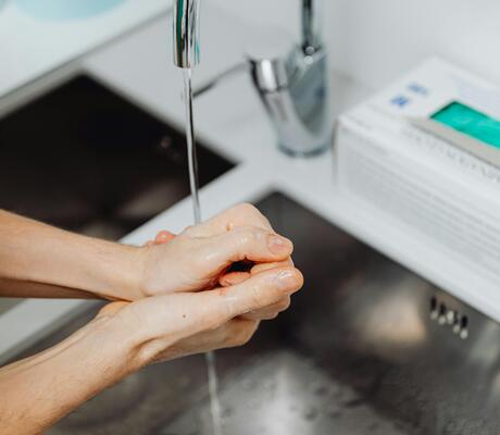 Photo de    www.kaboompics.com: https://www.pexels.com/fr-fr/photo/savon-robinet-protection-sterile-6627723/