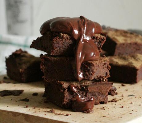 CréditPhoto de Marta Dzedyshko: https://www.pexels.com/fr-fr/photo/gateau-au-chocolat-sur-planche-a-decouper-2067396/
