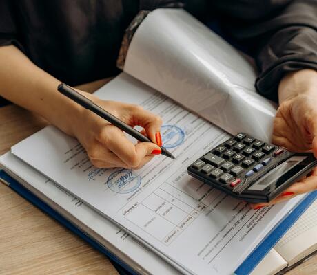 Photo de Mikhail Nilov: https://www.pexels.com/fr-fr/photo/mains-bureau-stylo-travailler-8296977/