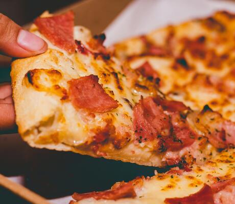 Crédit Photo de Muffin Creatives: https://www.pexels.com/fr-fr/photo/photo-en-gros-plan-de-personne-tenant-une-pizza-1653877/