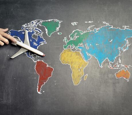Crédit Photo de Andrea Piacquadio: https://www.pexels.com/fr-fr/photo/personne-avec-avion-jouet-sur-la-carte-du-monde-3769138/