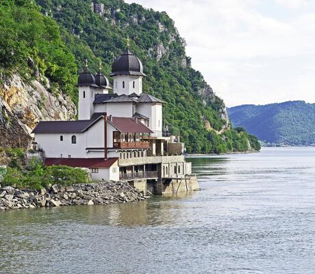 Crédit Photo de Pixabay: https://www.pexels.com/fr-fr/photo/maison-blanche-et-noire-situee-a-riverside-sur-une-pente-de-montagne-pendant-la-journee-163572/