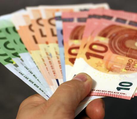 crédit Photo de Pixabay: https://www.pexels.com/fr-fr/photo/lot-de-billets-en-euros-259251/