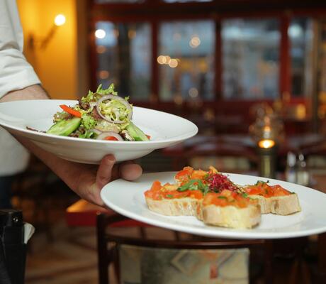 Crédit Photo de Pixabay: https://www.pexels.com/fr-fr/photo/personne-tenant-des-plats-de-patisserie-sur-des-assiettes-en-ceramique-blanche-262978/