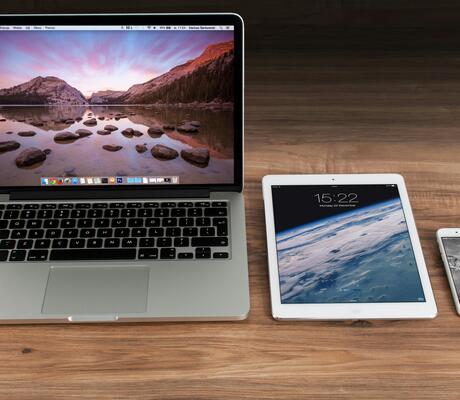 Crédit Photo de Pixabay: https://www.pexels.com/fr-fr/photo/macbook-pro-a-cote-de-l-ipad-blanc-4158/
