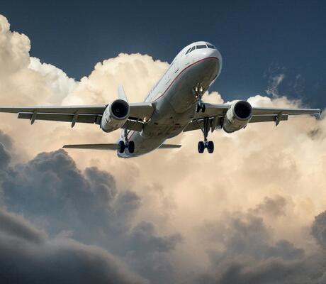 crédit Photo de Pixabay: https://www.pexels.com/fr-fr/photo/avion-blanc-et-rouge-a-cote-de-nuages-photographie-en-contre-plongee-46148/
