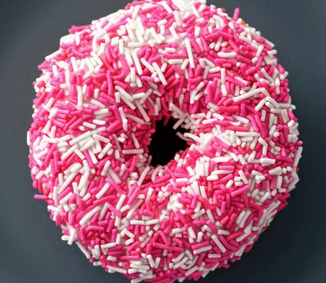 credit Photo de Tim Gouw: https://www.pexels.com/fr-fr/photo/donut-aux-pepites-blanches-et-roses-867452/