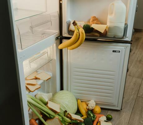 Crédit Photo de Ron Lach : https://www.pexels.com/fr-fr/photo/refrigerateur-ouvert-symbole-de-gaspillage-alimentaire-8466649/