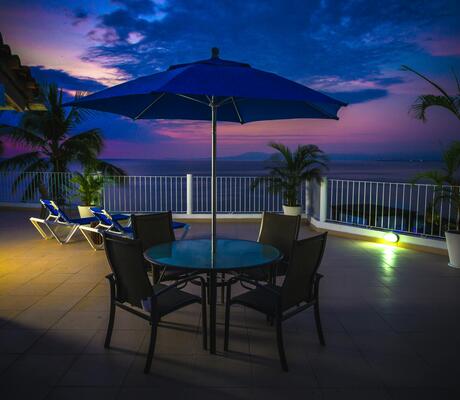 Crédit Photo de Sabel Blanco: https://www.pexels.com/fr-fr/photo/patio-rond-en-metal-pres-des-garde-corps-la-nuit-1638341/