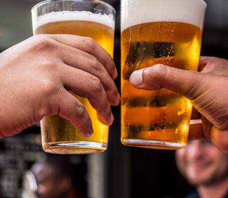 Crédit Photo de Tembela Bohle: https://www.pexels.com/fr-fr/photo/deux-personnes-tenant-des-verres-remplis-de-biere-1089930/